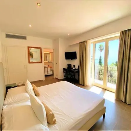 Ξενοδοχείο Paradiso 4*